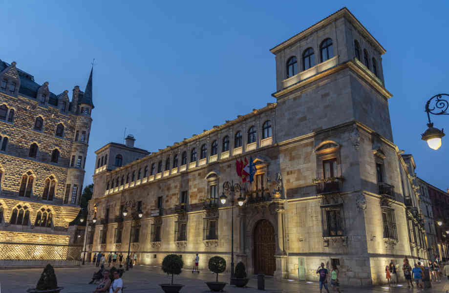 León 019 - palacio de los Guzmanes - Diputación Provincial.jpg